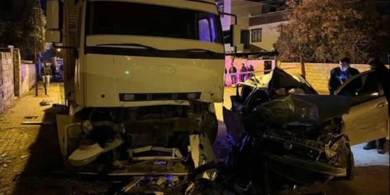 Gaziantep’te otomobil park halindeki kamyona çarptı: 2 ölü