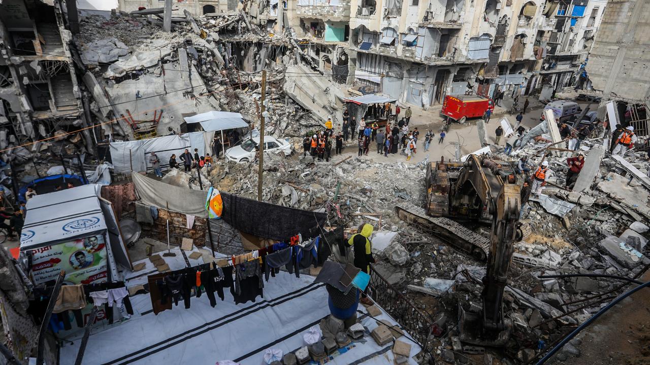 Gazze'de iki yıl önce bombalanan evin enkazından 25 Filistinlinin cenazesi çıkarıldı