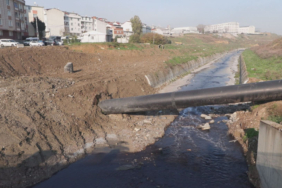 Haramidere'nin rengi kırmızıya döndü: Kötü koku mahalleyi sardı