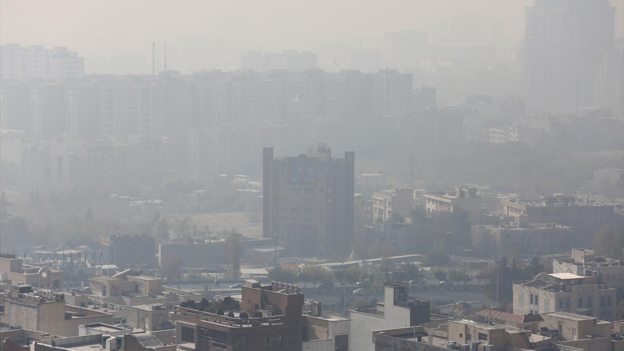 İran'ın başkenti Tahran'da hava kirliliği nedeniyle futbol müsabakaları ertelendi
