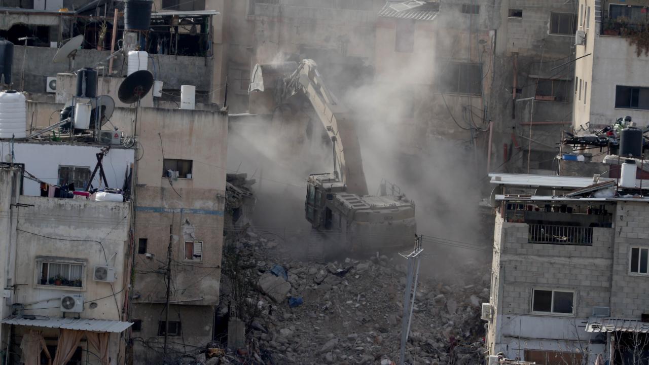 İşgalci İsrail ordusu, Batı Şeria'da Filistinlilere ait bir binayı yıktı