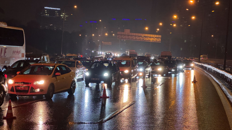 İstanbul'da 7 aracın karıştığı zincirleme kaza: 2 yaralı
