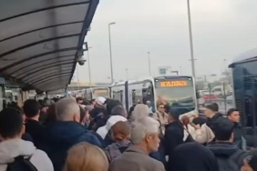 İstanbul'da durakta bayılan çocuk metrobüsün altında kaldı