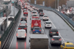 İstanbul'da sağanak etkili oldu: Trafik yoğunluğu yüzde 80'e ulaştı