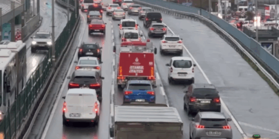 İstanbul’da sağanak etkili oldu: Trafik yoğunluğu yüzde 80’e ulaştı