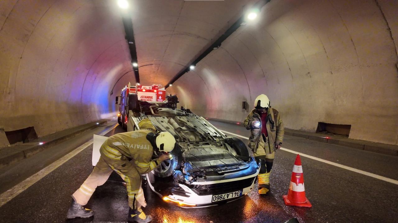 İstanbul'da yağış nedeniyle kontrolü kaybeden araç tünelde takla attı
