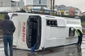 İstanbul'da yağış sebebiyle servis minibüsü devrildi