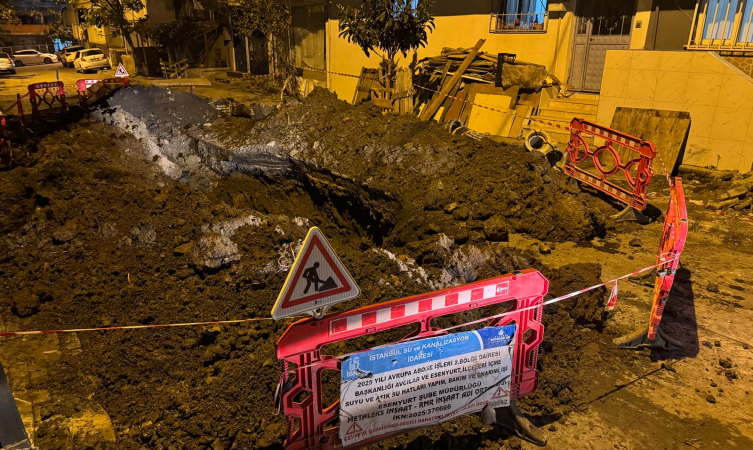 İstanbul'da yol çalışmasında göçük