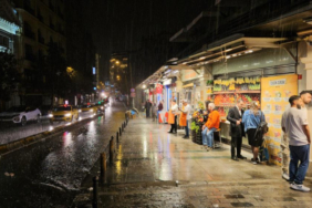 İstanbul'u sağanak vurdu: Rögarlar taştı, araçlar mahsur kaldı