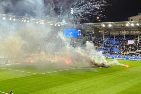 İsveç Ligi'nde küme düşen Norrköping taraftarları sahayı yaktı!