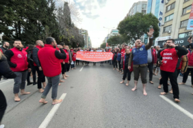 İzmir Büyükşehir Belediyesi işçilerinden çıplak ayaklı eylem