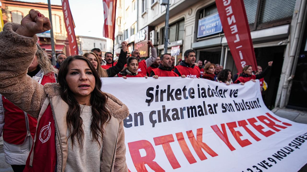 İzmir'de CHP'li belediyelerde işçilerin eylemi sürüyor