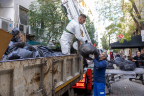 İzmir'de evden 4 kamyon çöp çıktı