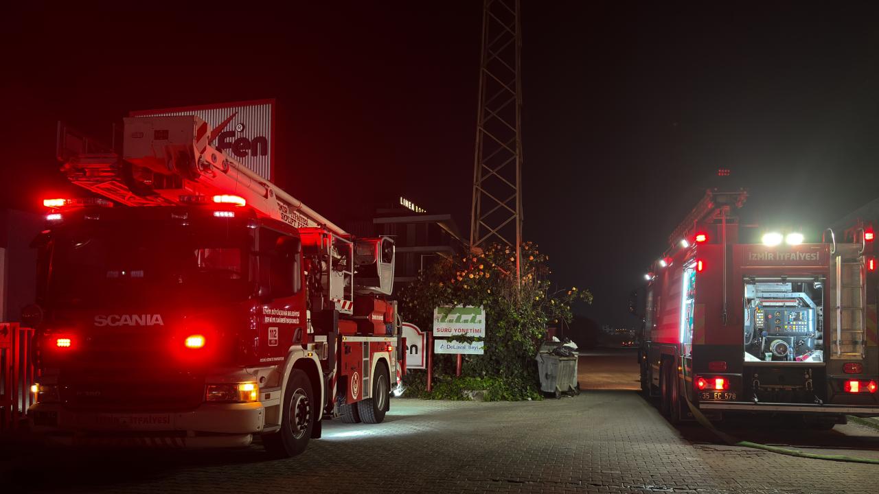 İzmir'de kompozit fabrikasında çıkan yangın söndürüldü