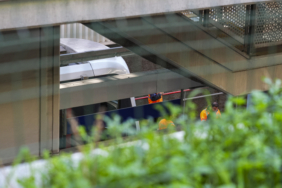 İzmir'de metro raydan çıktı, duraklarda yoğunluk oluştu