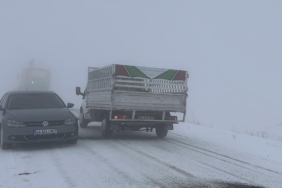 KarsGöle kara yolunda kar ve sis ulaşımı olumsuz etkiliyor