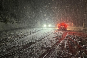 Kars'ta kar yağışı 17 yolu ulaşıma kapattı
