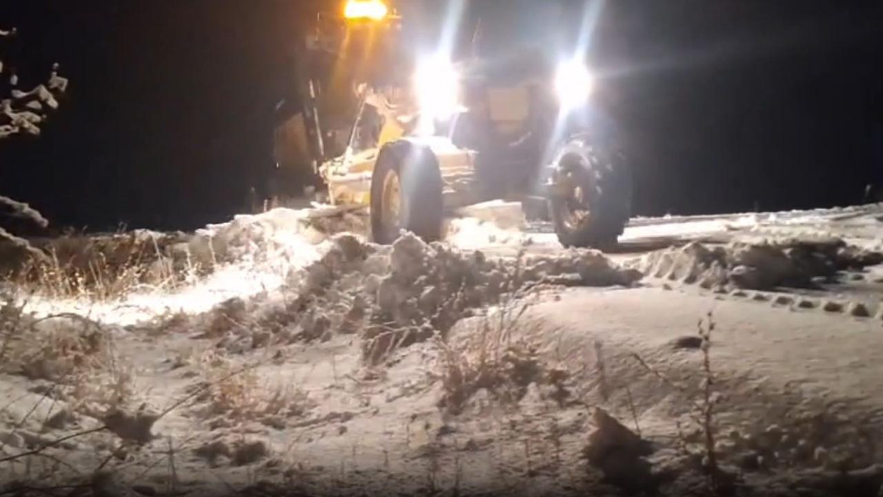 Kars'ta yoğun kar yağışı: Mahsur kalan 2 araç kurtarıldı