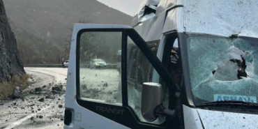 Kaya parçaları düştü, minibüsün tavanı parçalandı