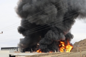 Kırıkkale'de fabrika yangını: Gökyüzü siyaha büründü