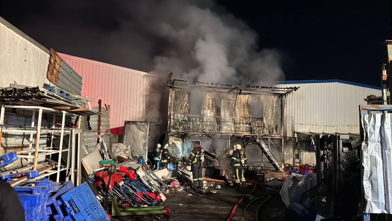 Kocaeli'de geri dönüşüm deposunda yangın