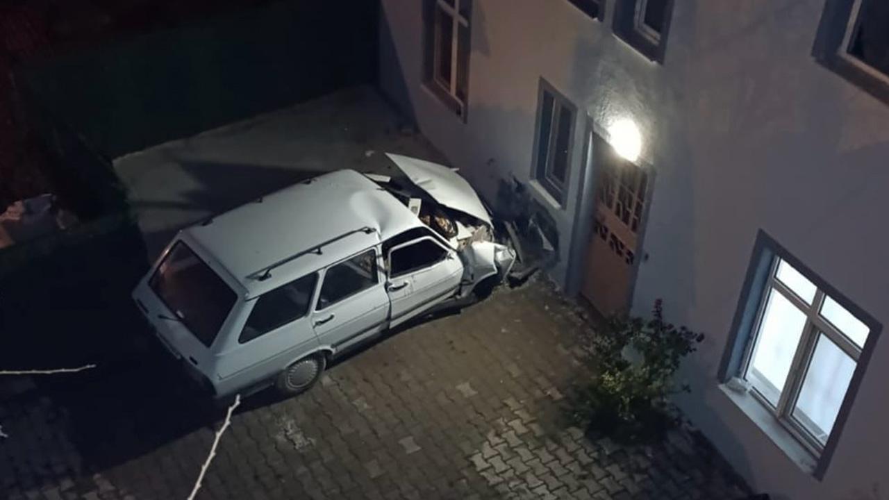 Kontrolden çıkan araç evin duvarına çarptı: 1 ölü, 1 yaralı