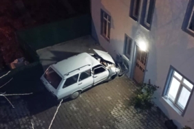 Kütahya'da evin duvarına çarpan otomobildeki kadın öldü