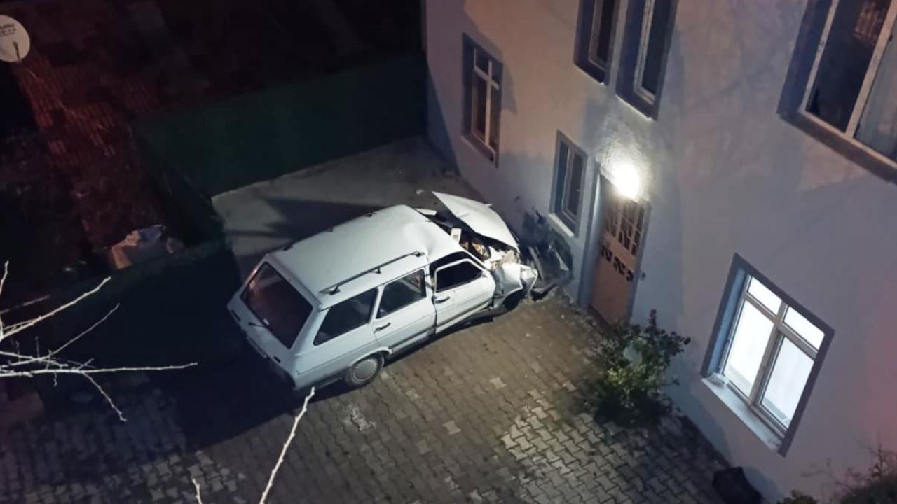 Kütahya'da evin duvarına çarpan otomobildeki kadın öldü