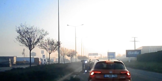 Makas manevrası kaza getirdi: Otomobil işte böyle devrildi