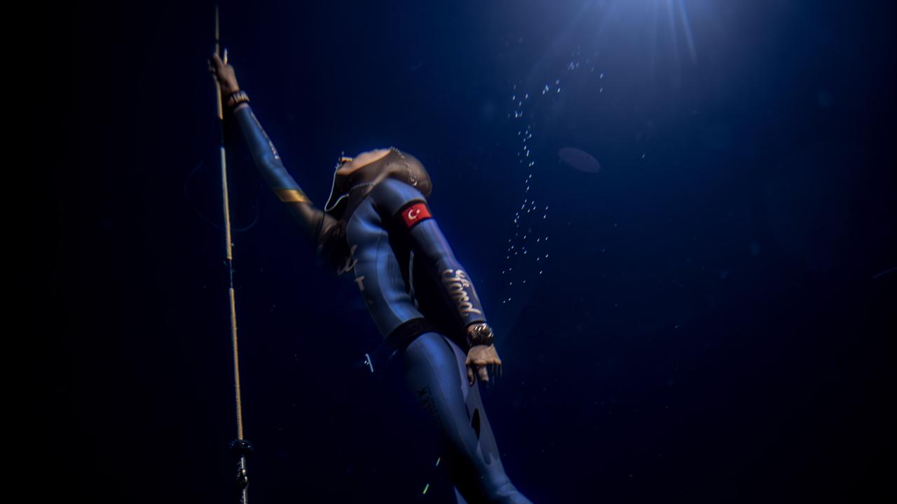 Milli yüzücü Şahika Ercümen Gazze için nefes tuttu, dünya rekoru kırdı