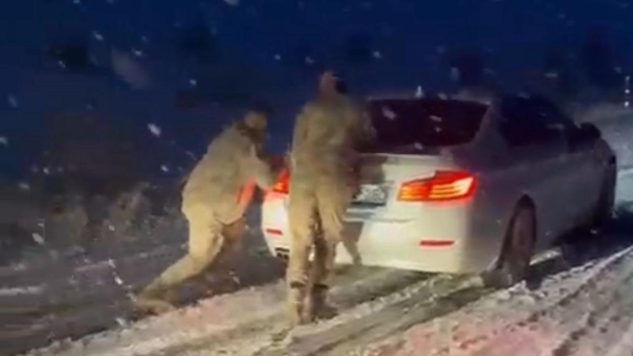 Muşta mahsur kalan 5 araçtaki 13 kişi kurtarıldı