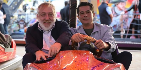 Oyuncular çocukluğuna döndü! Setten renkli lunapark kareleri