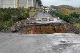 Sarıyerde yol çöktü: İki araç dereye düştü