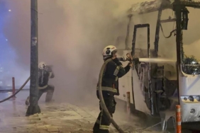 Seyir halindeyken yanan işçi servisi küle döndü