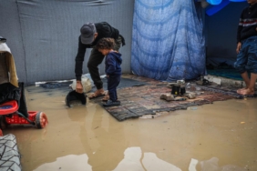 Şiddetli yağış nedeniyle Gazze Şeridi'nde binlerce çadır su altında kaldı