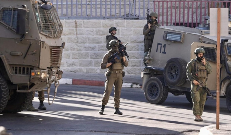 Soykırımcı İsrail Batı Şeria'da Filistinli bir çocuğu yaraladı