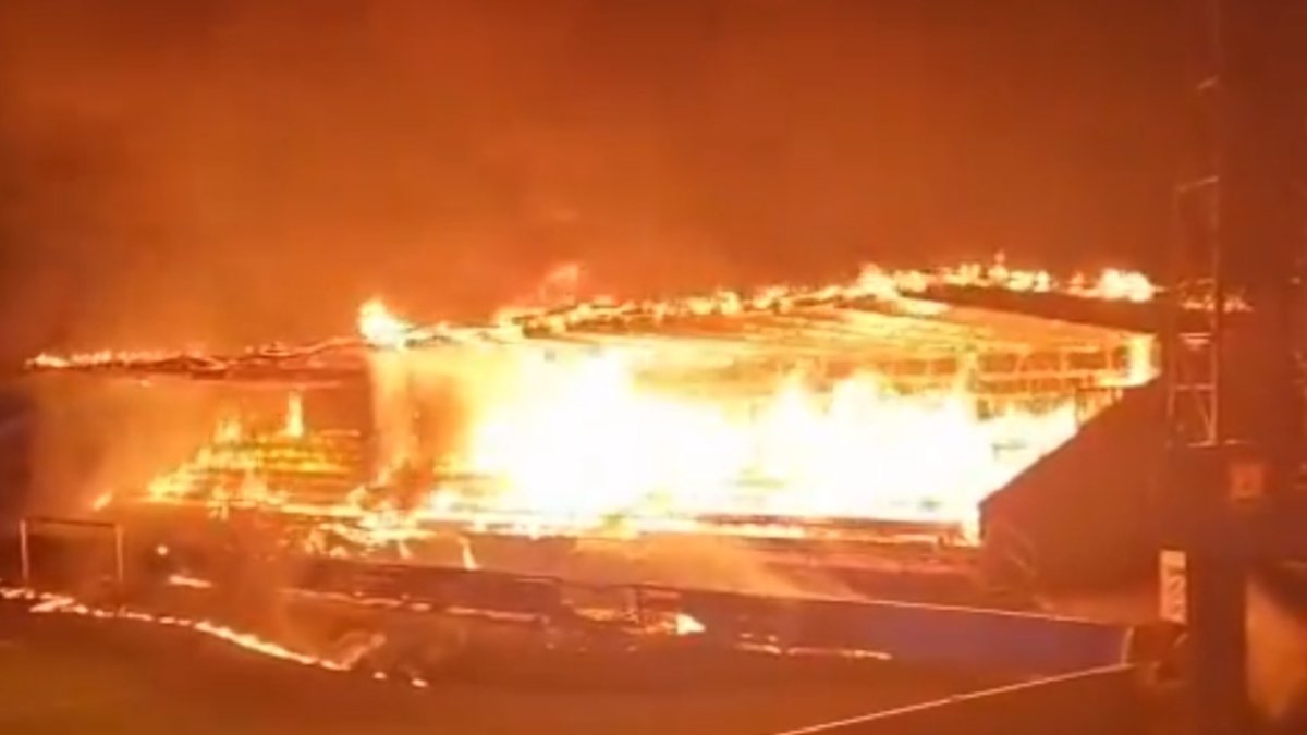 Takımları küme düşünce taraftarlar stadı ateşe verdi!