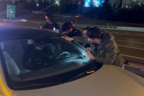 TEM Otoyolu'nda uyuyakalan sürücüye ulaşmak için aracın camını kırdılar