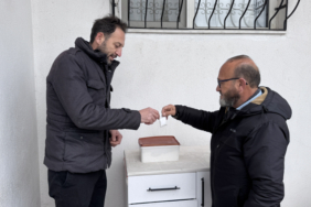 Türbedarlık geleneği tuz ikramıyla devam ediyor