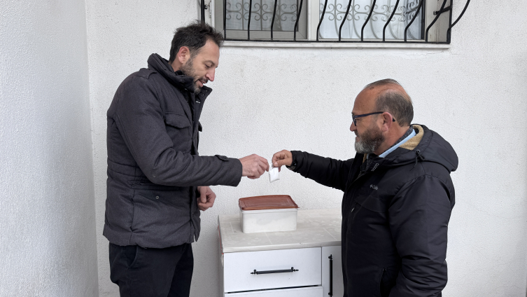 Türbedarlık geleneği tuz ikramıyla devam ediyor