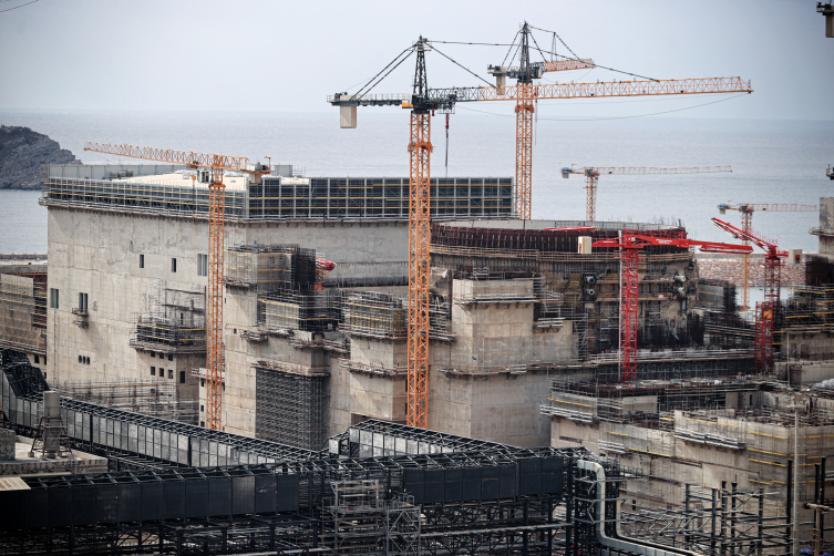 Türkiye'nin iletim sistemine enerji aktaracak Akkuyu NGS'deki tesise elektrik verildi