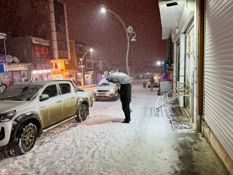 VanBahçesaray kara yolunda ulaşıma kar engeli