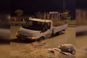 Yağıştan çöken yolda bir kamyonet mahsur kaldı