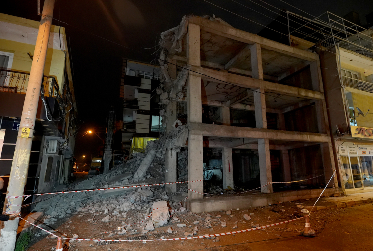 Yıkım sırasında kopan beton parçaları yandaki eve zara verdi