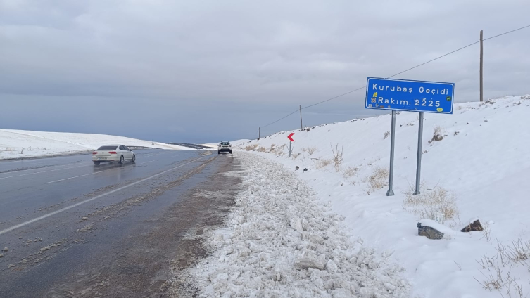 Yoğun kar nedeniyle 22 yol ulaşıma kapandı
