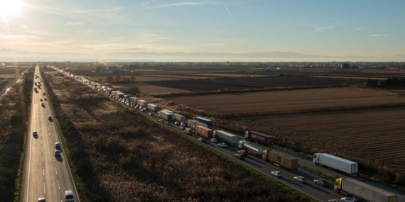 Yunanistan’da çiftçiler AtinaSelanik yolunu trafiğe kapattı