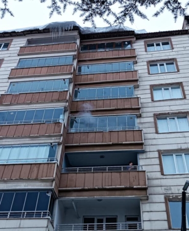 Bitlis-Tatvan8217da-feci-olay-Catidan-dusen-buz-can-aldi-featured