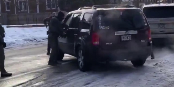 ABD'de ICE polisleri, göçmen operasyonlarını izleyen ABD vatandaşını silahla vurdu