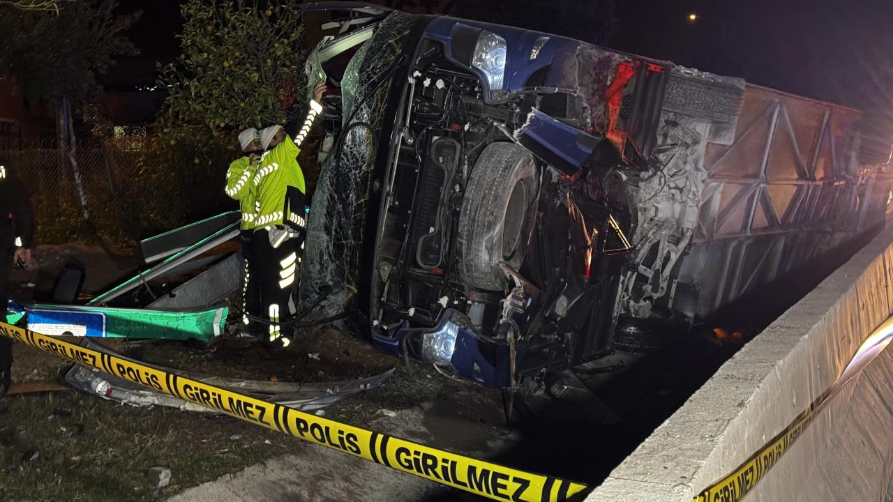 Adana'da devrilen otobüsteki 8 kişi yaralandı