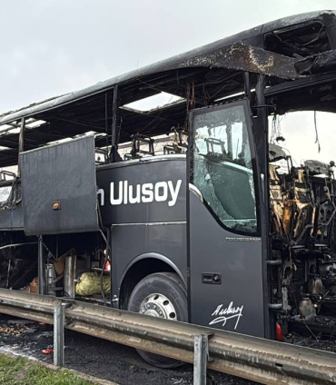 Anadolu Otoyolu'nda yolcu otobüsü alevlere teslim oldu